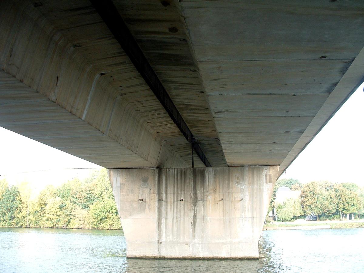 Moulins-lès-Metz - Pont sur la Moselle - Les deux tabliers en béton précontraint et une pile en Moselle 