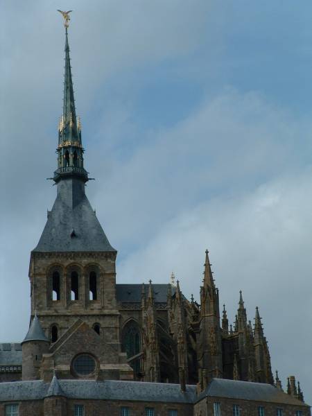 Le Mont Saint-MichelStatue de l'Archange au-dessus de la flèche du clocher Le Mont Saint-Michel Statue de l'Archange au-dessus de la flèche du clocher