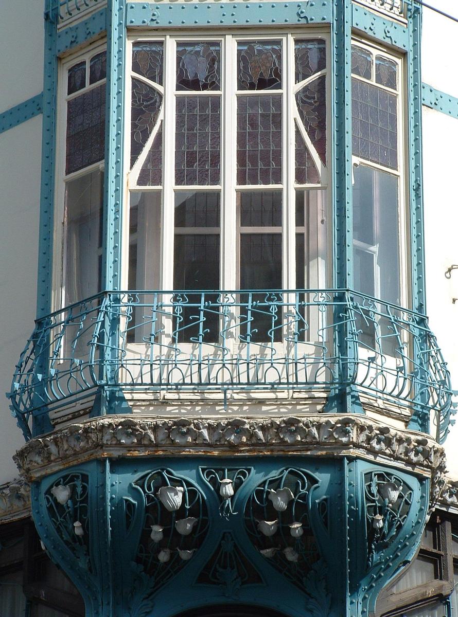 Nancy Art Nouveau - Ancienne graineterie Génin-Louis (1901) - 2 rue Bénit - Base de l'oriel au-dessus de la porte 