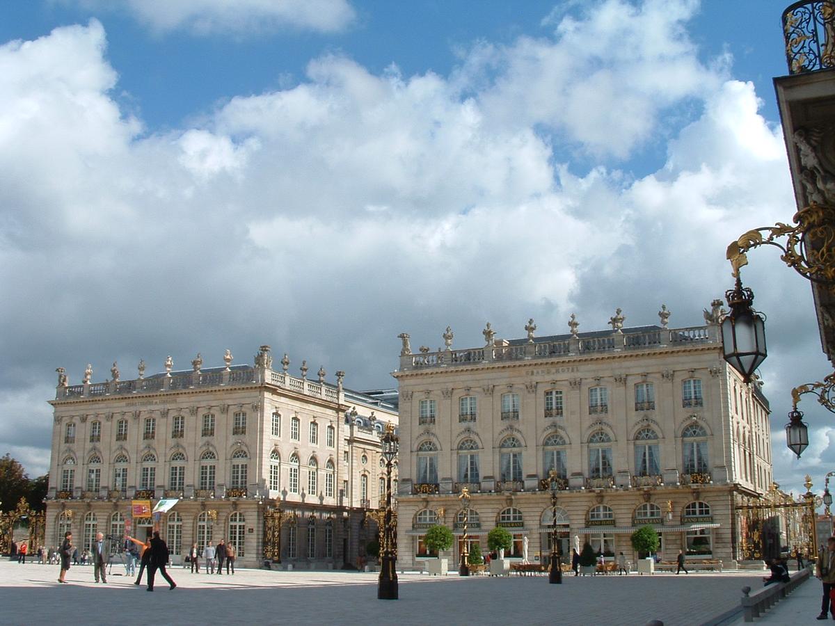 Fiche média no. 47826 Nancy - Place Stanislas - Côté Est: Le Grand Hôtel (ancien Pavillon de l'Intendant Alliot) et l'Opéra de Nancy et de Lorraine (ancien Hôtel des Fermes)