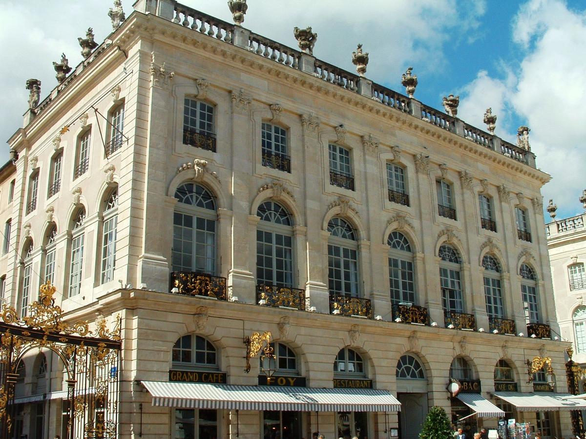 Nancy - Place Stanislas - Pavillon Jacquet avec le Grand Café Foy et Le Commerce 