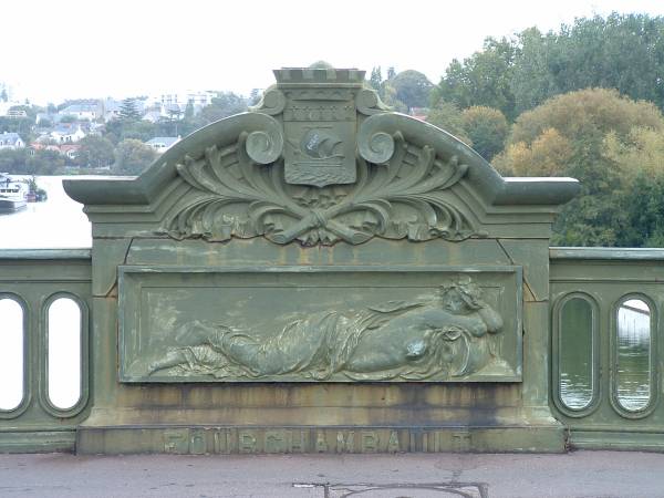 Pont Général-de-la-Motte-Rouge, Nantes.Décoration à l'axe du pont 