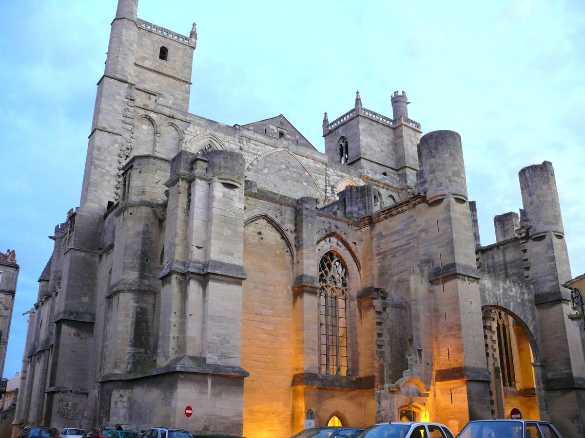 Narbonne - Cathédrale Saint-Just-et-Saint-Pasteur - La nef inachevée de la cathédrale vue le soir 