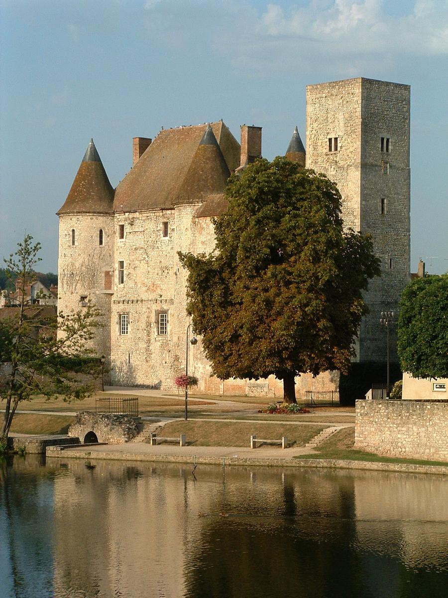 Nemours - Château - Façade côté Loing 