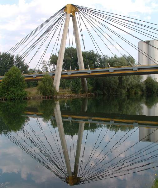 Cable-stayed bridge in Nemours 