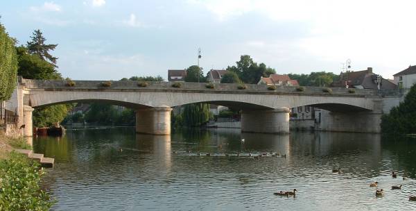 Bogenbrücke in Nemours 