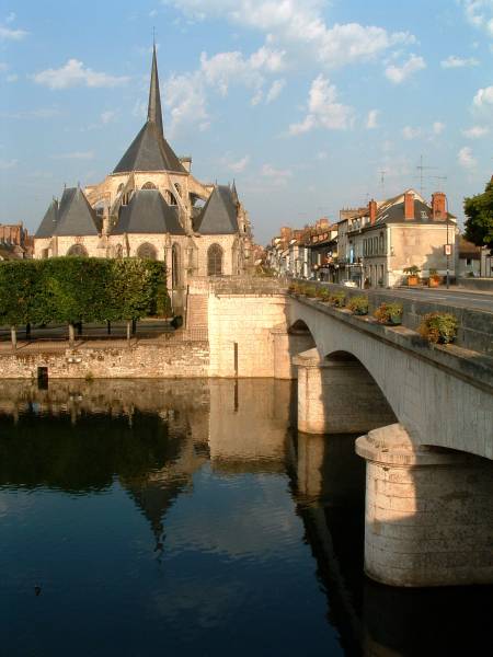 Kirche Saint-Jean-Baptiste und Bogenbrücke in Nemours 
