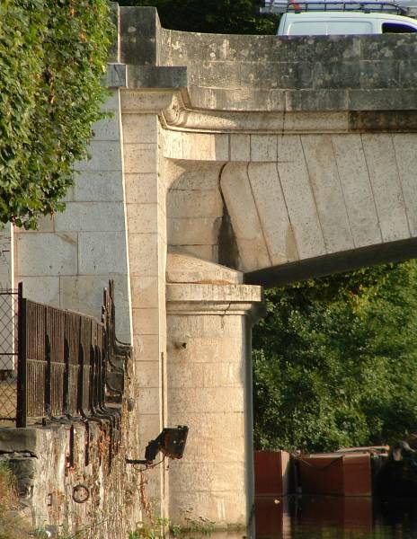Stone masonry arch bridge in Nemours 