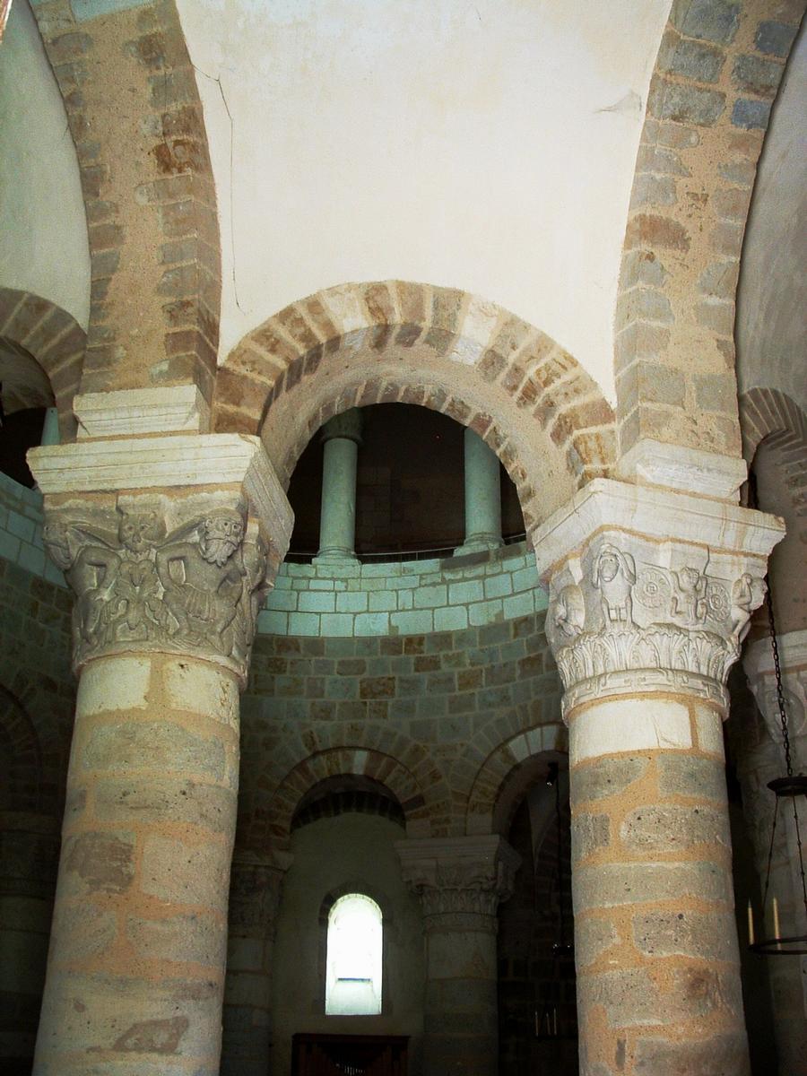 Neuvy-Saint-Sépulchre - Basilique Saint-Etienne - Intérieur de l'église circulaire 
