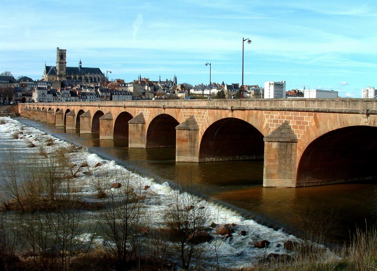 Nevers - Pont-Neuf sur la Loire - Ensemble vu de la rive gauche à l'aval 