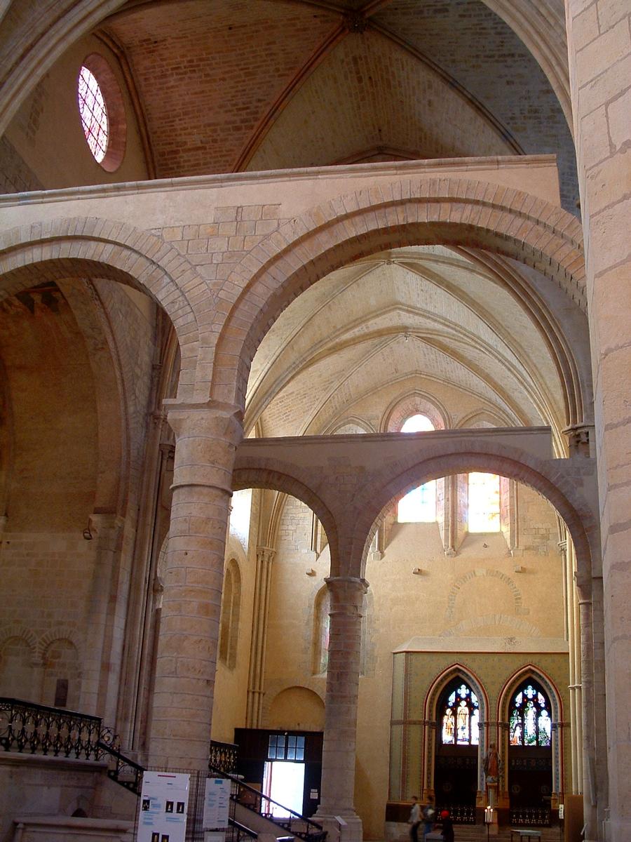 Nevers - Cathédrale Saint-Cyr-et-Sainte-Julitte - Vue du transept roman 