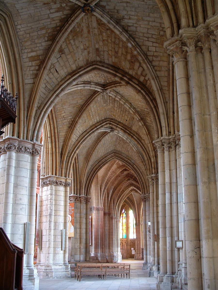 Nevers - Cathédrale Saint-Cyr-et-Sainte-Julitte - Vue du collatéral Sud gothique 