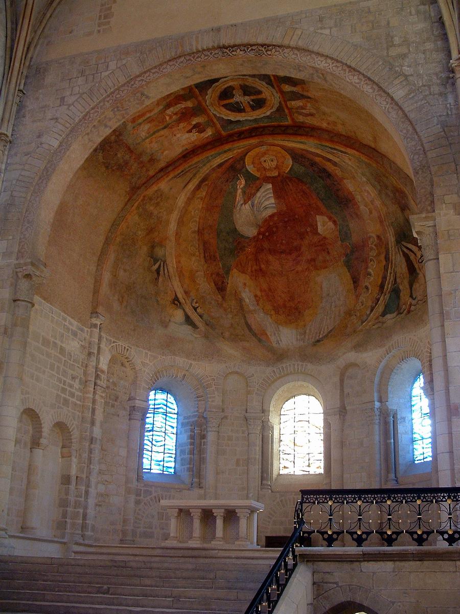 Nevers - Cathédrale Saint-Cyr-et-Sainte-Julitte - Vue du chevet roman avec peinture représentant le Christ en majesté 