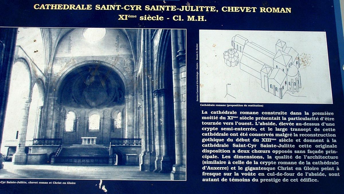 Nevers - Cathédrale Saint-Cyr-et-Sainte-Julitte - Panneau d'information sur le chevet roman côté Ouest 