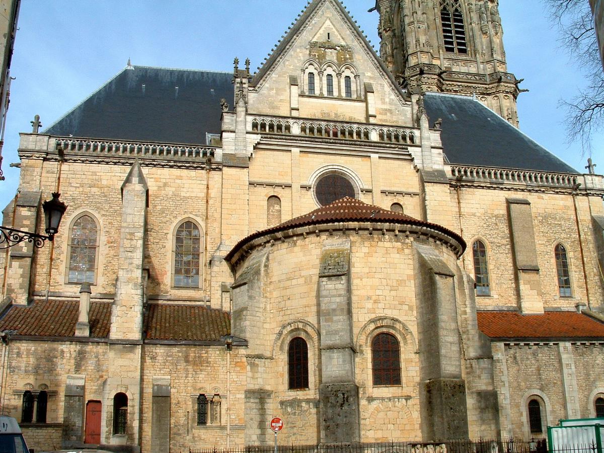 Nevers - Cathédrale Saint-Cyr-et-Sainte-Julitte - Vue du chevet roman 