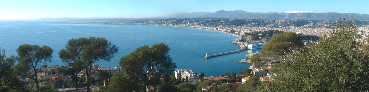 Bucht der Engel und Promenade der Engländer zwischen dem Hafen und Flughafen von Nizza; gesehen vom Berg Boron 
