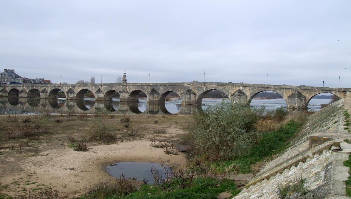 La Charité-sur-Loire - Pont de Pierre - Ensemble vu de l'amont en rive droite 