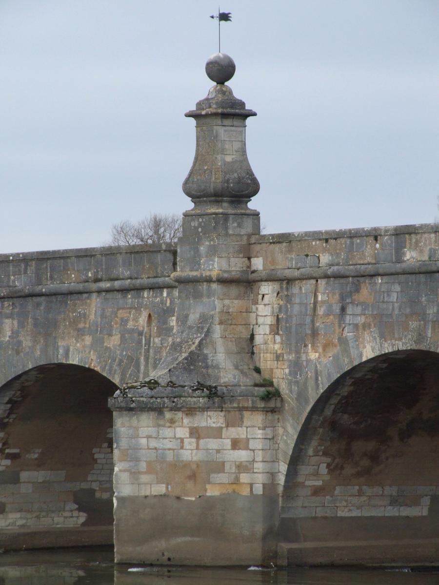 La Charité-sur-Loire - Pont de Pierre - Pile centrale 