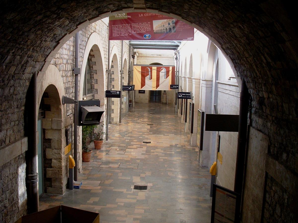 Fiche média no. 49358 Nîmes - Gare - Les circulations et les différentes salles sont placées sous les arches du viaduc qui a été dédoublé vers 1882 en laissant un vide pour l'accès aux voies