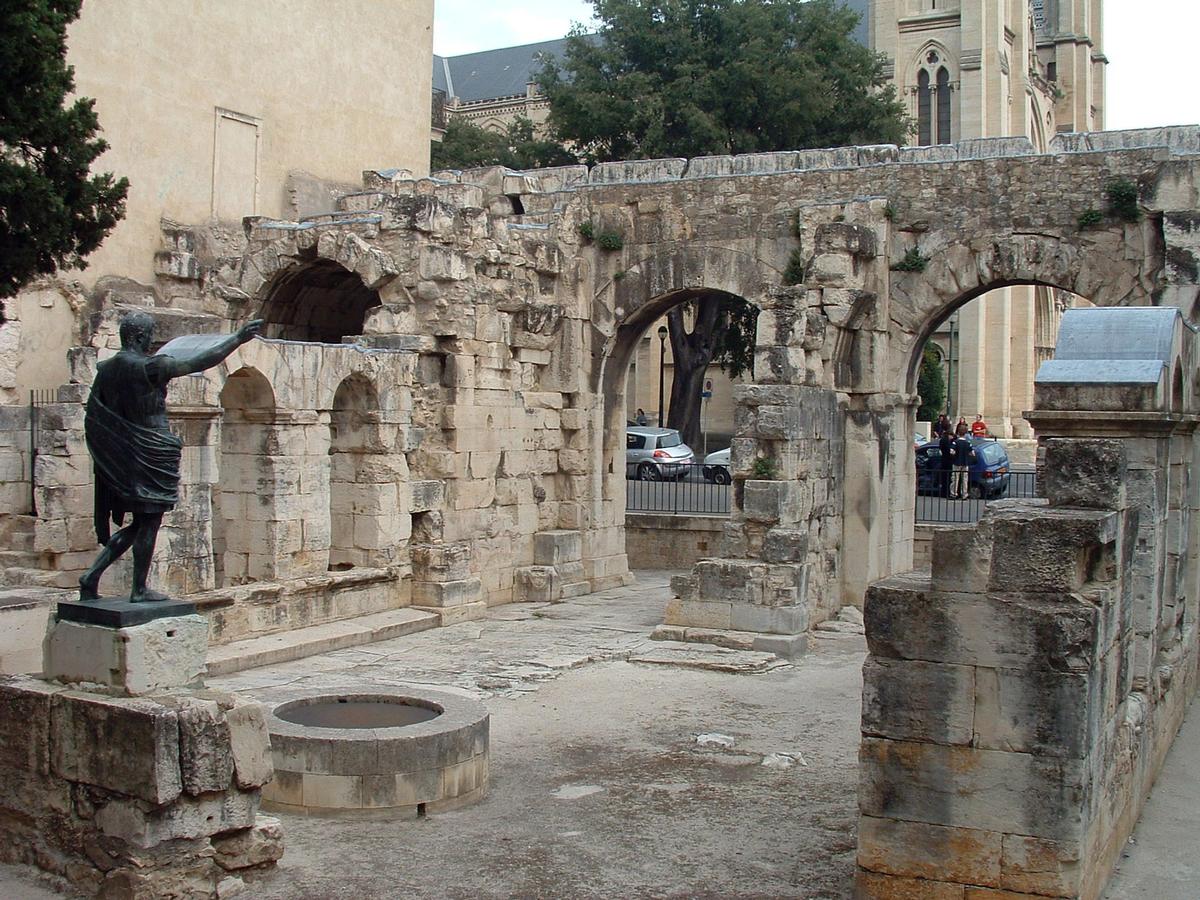 Nîmes - Porte d'Auguste - Côté ville avec la statue d'Auguste 