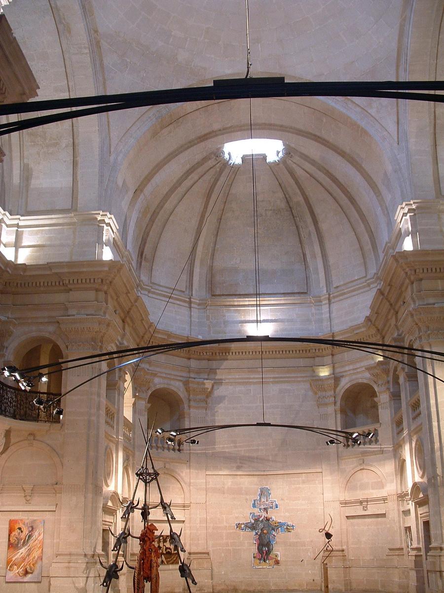 Nîmes - Chapelle du collège des Jésuites - Nef (la chapelle sert aujourd'hui de galerie d'exposition) 