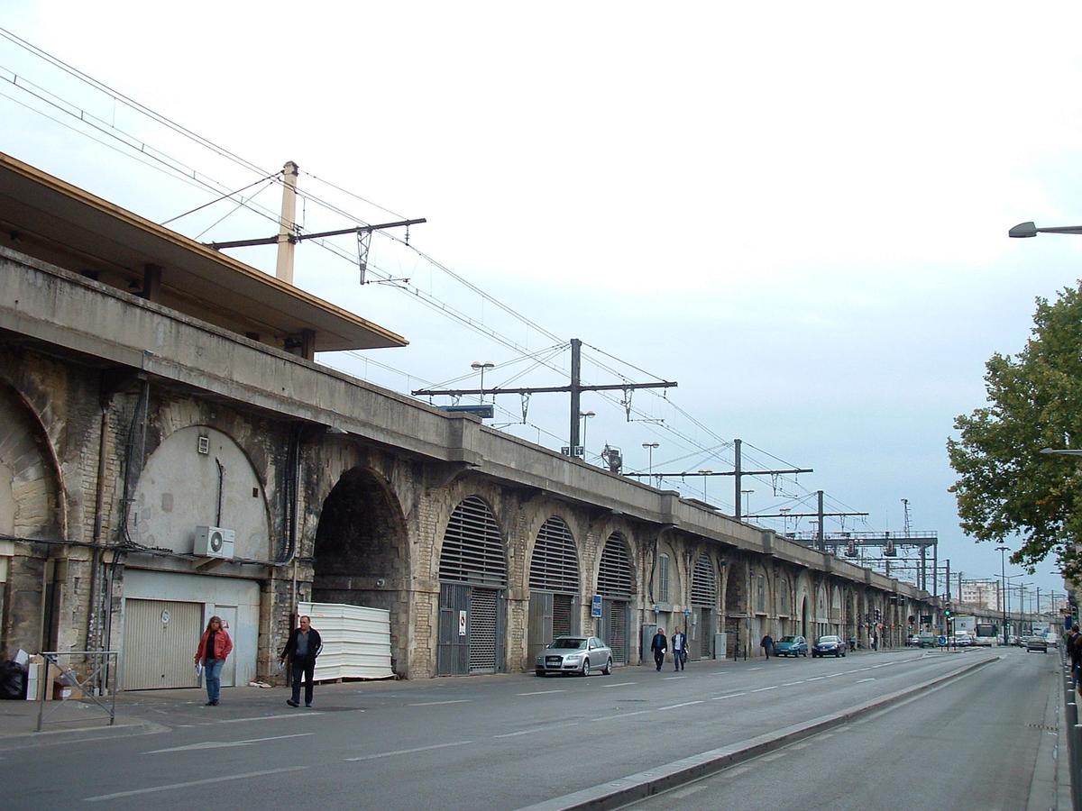 Nîmes - Viaduc ferroviaire de part et d'autre de la gare de Nîmes et au droit de la gare 