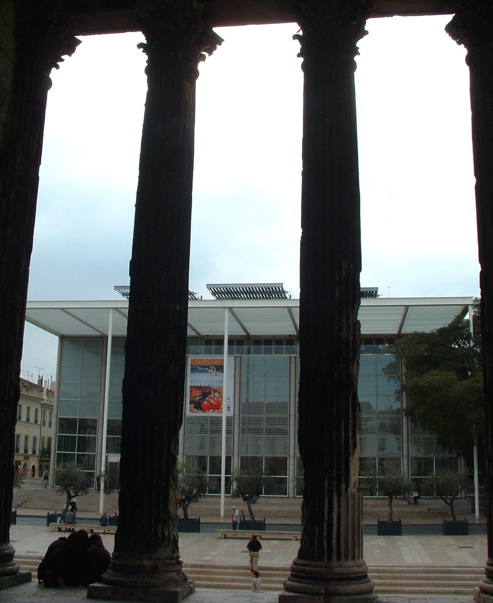 Nîmes - Carré d'Art - Musée d'Art Contemporain - Le bâtiment vu de la Maison Carrée 