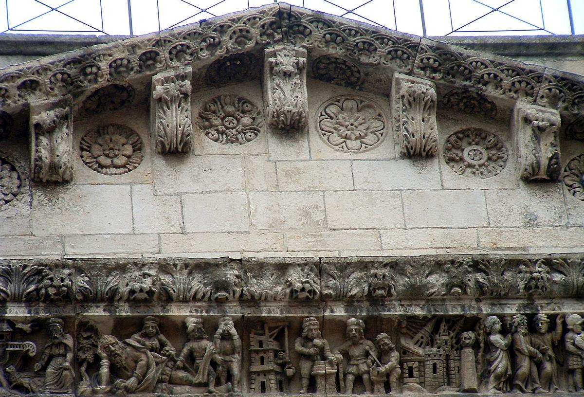 Fiche média no. 49495 Nîmes - Cathédrale Notre-Dame-et-Saint-Castor - Façade - Frise refaite au 17ème siècle mais en continuant le style roman - Histoire de Noé,..