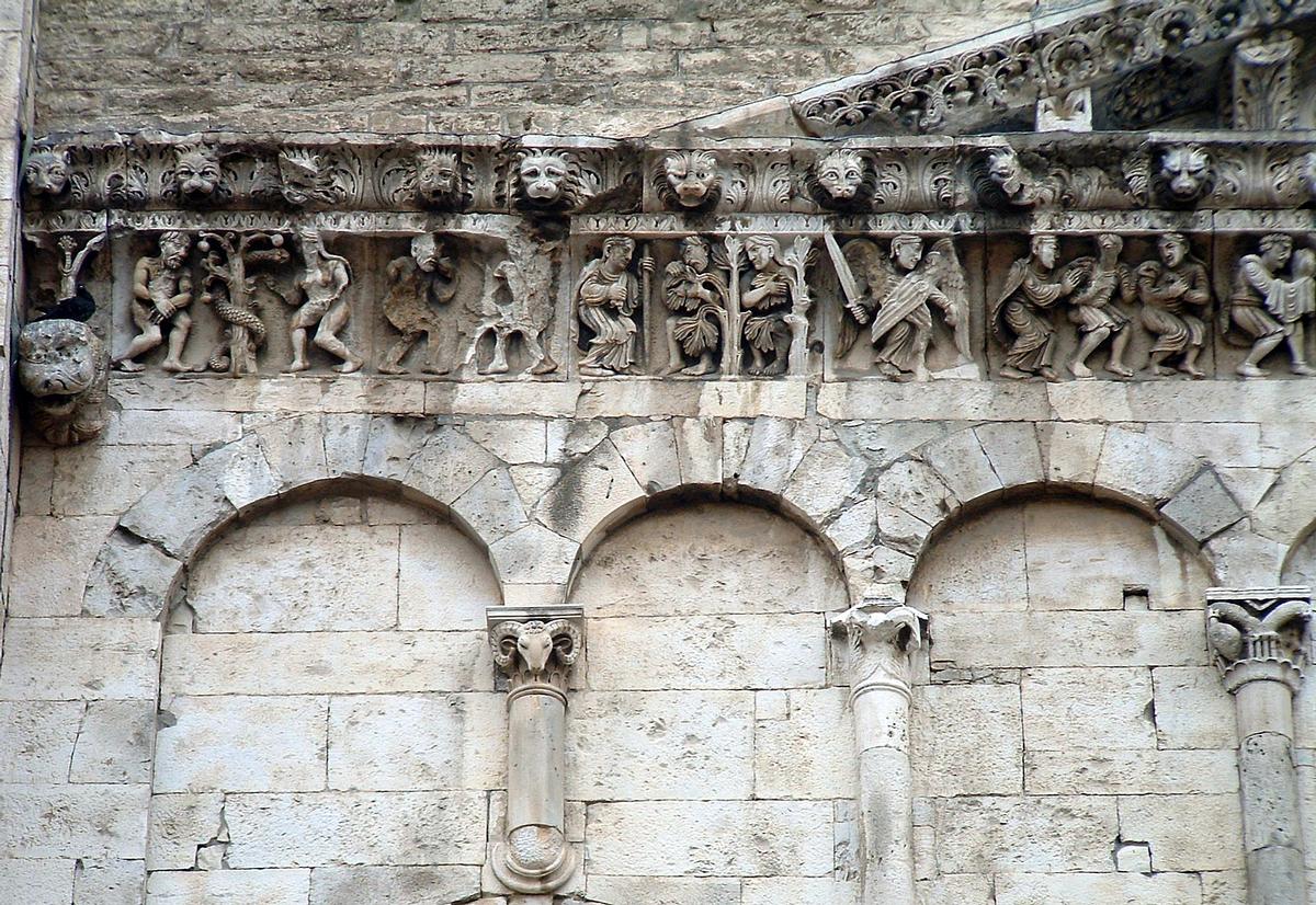 Fiche média no. 49493 Nîmes - Cathédrale Notre-Dame-et-Saint-Castor - Façade - Frise romane - Détail- Le Péché originel - Dieu réprimant Adam et Eve - Adam et Eve chassés du Paradis