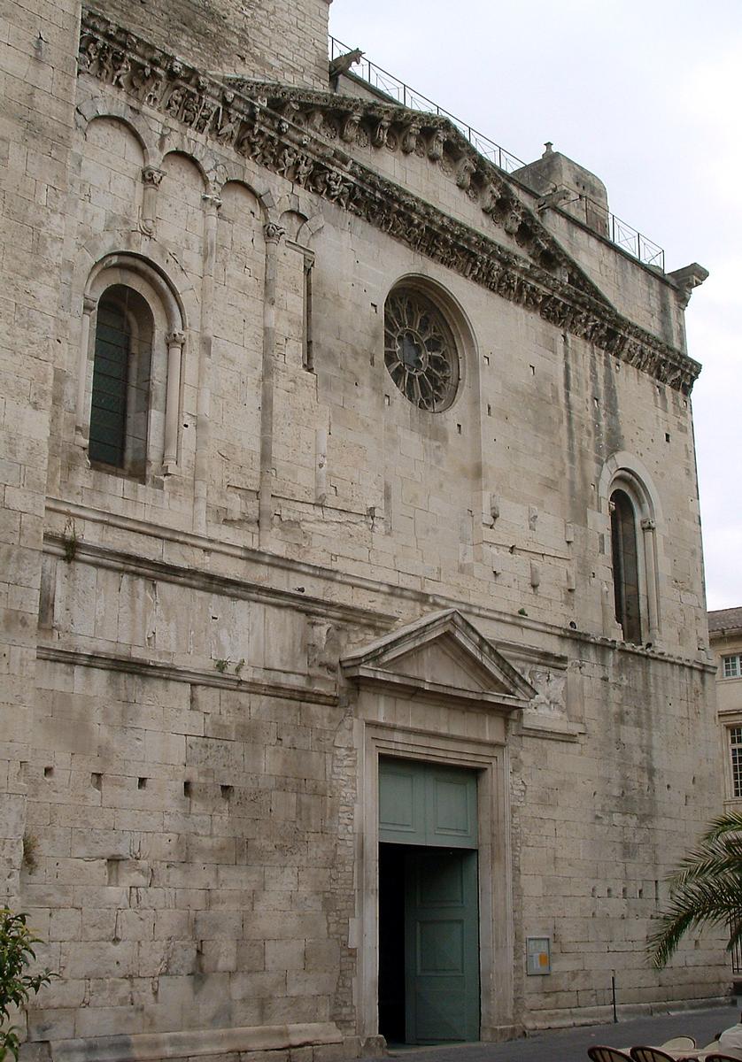 Nîmes - Cathédrale Notre-Dame-et-Saint-Castor - Façade - Fronton, frise et porte 