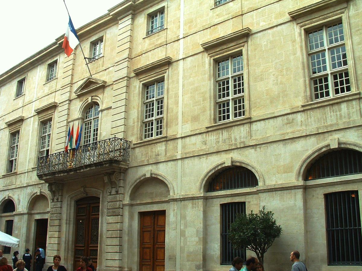 Nîmes - Hôtel de ville - Façade sur la place de l'Hôtel de ville 