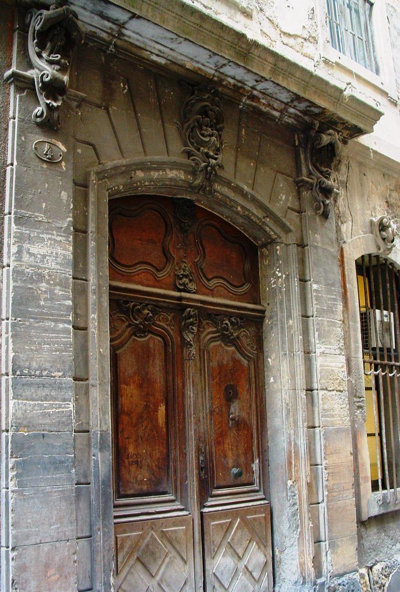 Nîmes - Hôtel de ville - Façade arrière - Porte au 4, rue Dorée 