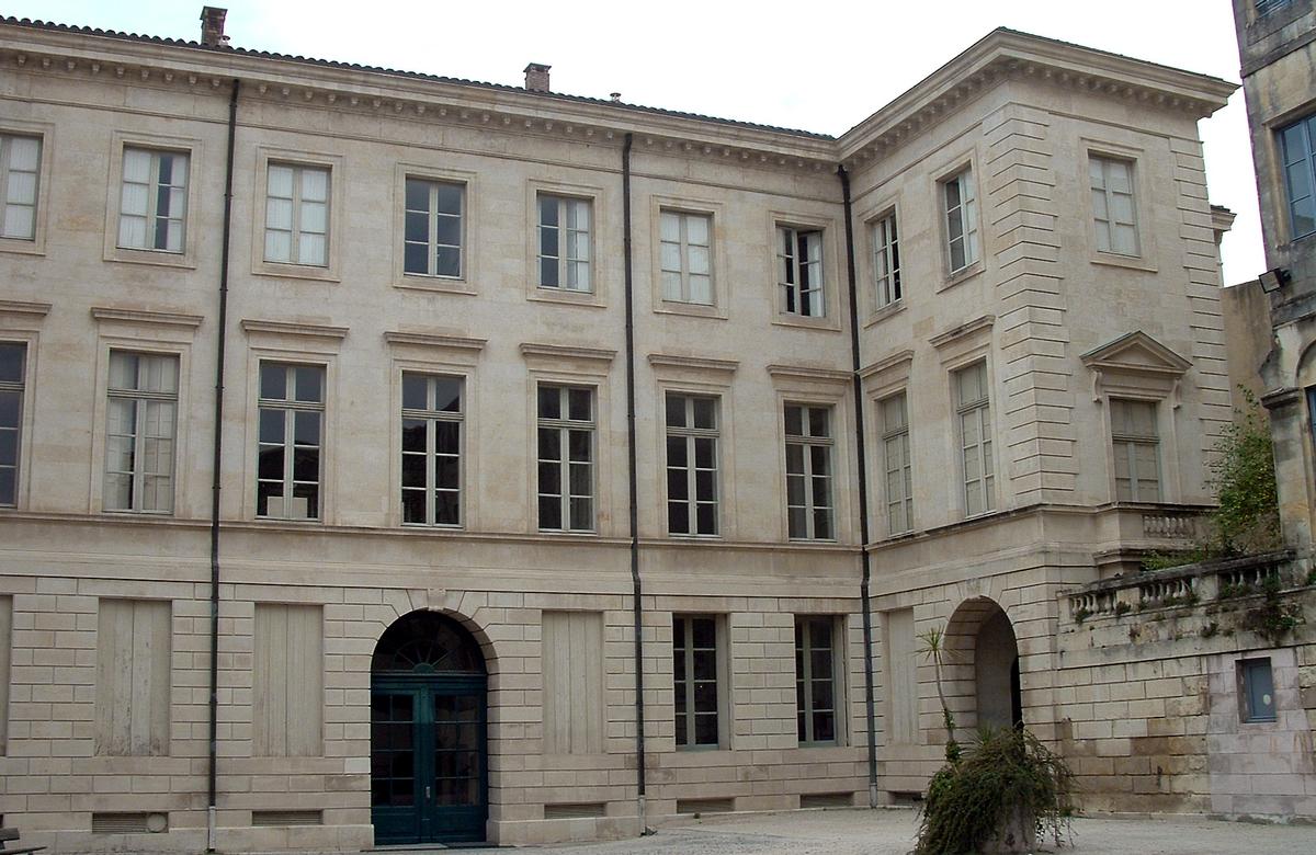 Nîmes - Ecole supérieure des Beaux-Arts (ancien hôtel Rivet) - Façade sur cour 