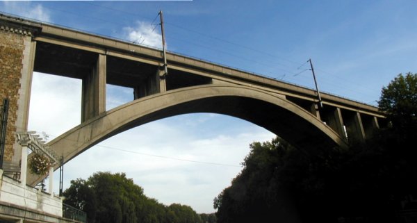 Arche du pont ferroviaire à Nogent-sur-Marne 