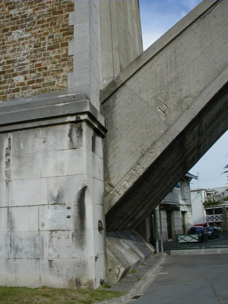 Pont ferroviaire de Nogent-sur-Marne Encastrement de l'arc dans l'ancienne culée