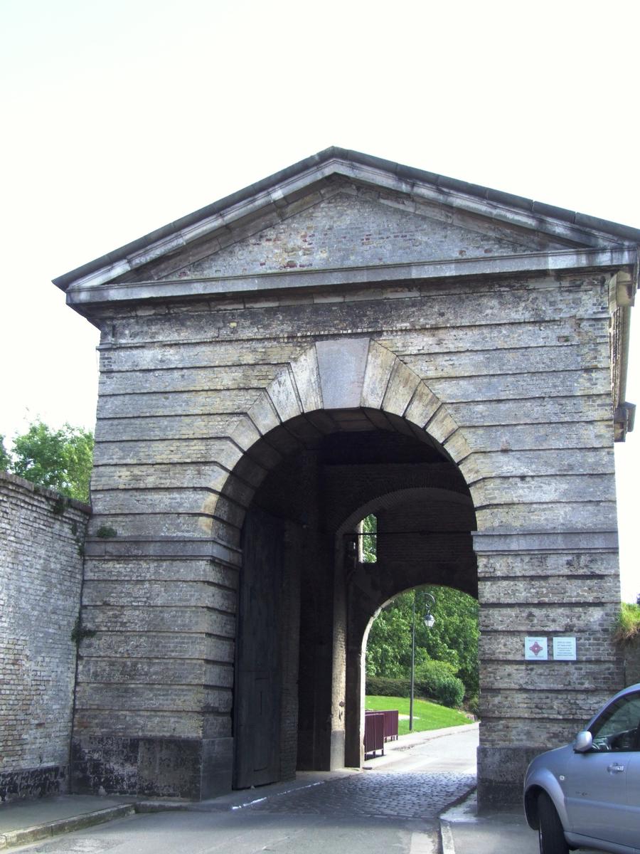 Bergues - Fortifications de la ville - Porte de Cassel côté ville 