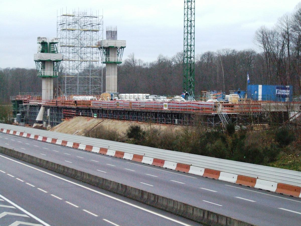 Fiche média no. 76854 Déviation sud de Beauvais de la RN31 - OA17 - Pont à haubans franchissant l'A16 mis en place par rotation - Le pont en cours de construction parallèlement à l'autoroute A16