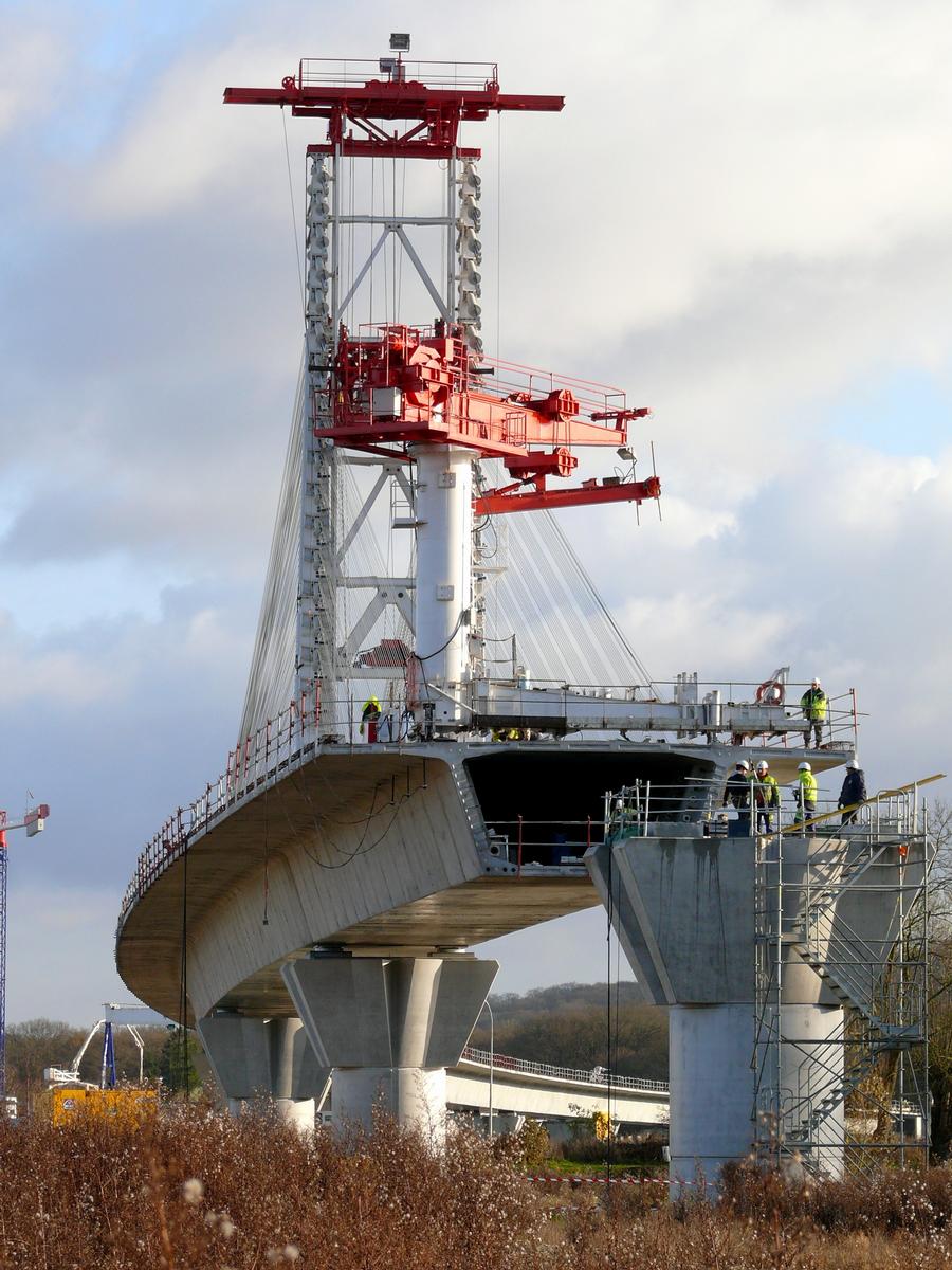 Fiche média no. 130133 RN31 - Viaduc de Compiègne - Construction à l'avancement - Potence pour pose des voussoirs, mât de haubanage provisoire pour tenir les voussoirs préfabriqués de la travée en cours de pose