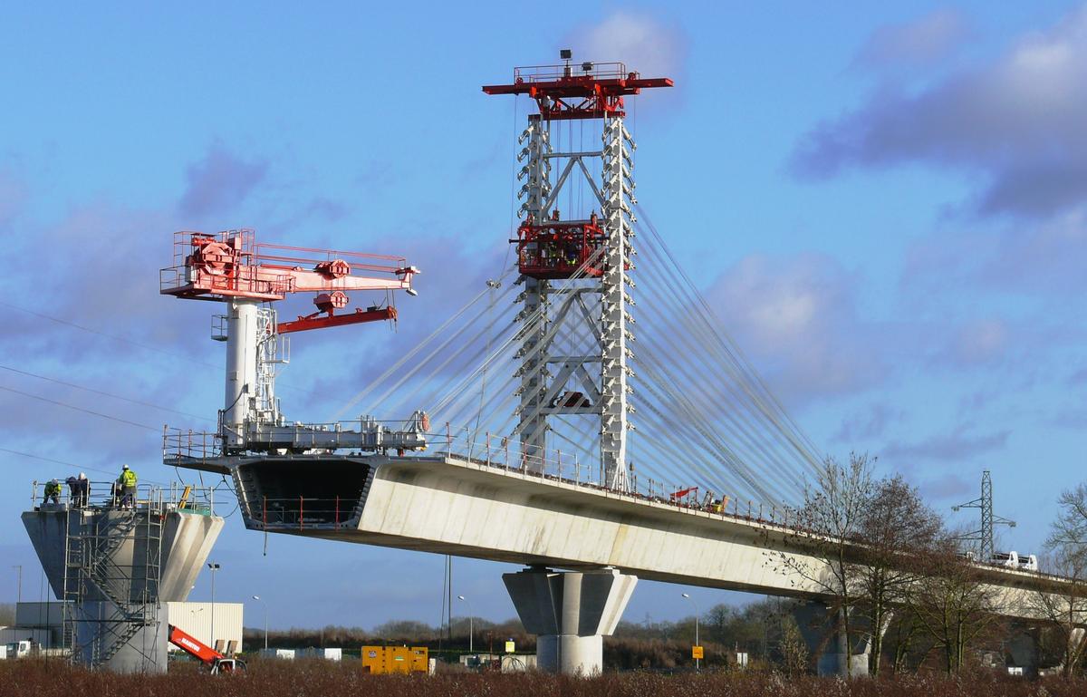 Fiche média no. 130132 RN31 - Viaduc de Compiègne - Construction à l'avancement - Potence pour pose des voussoirs, mât de haubanage provisoire pour tenir les voussoirs préfabriqués de la travée en cours de pose