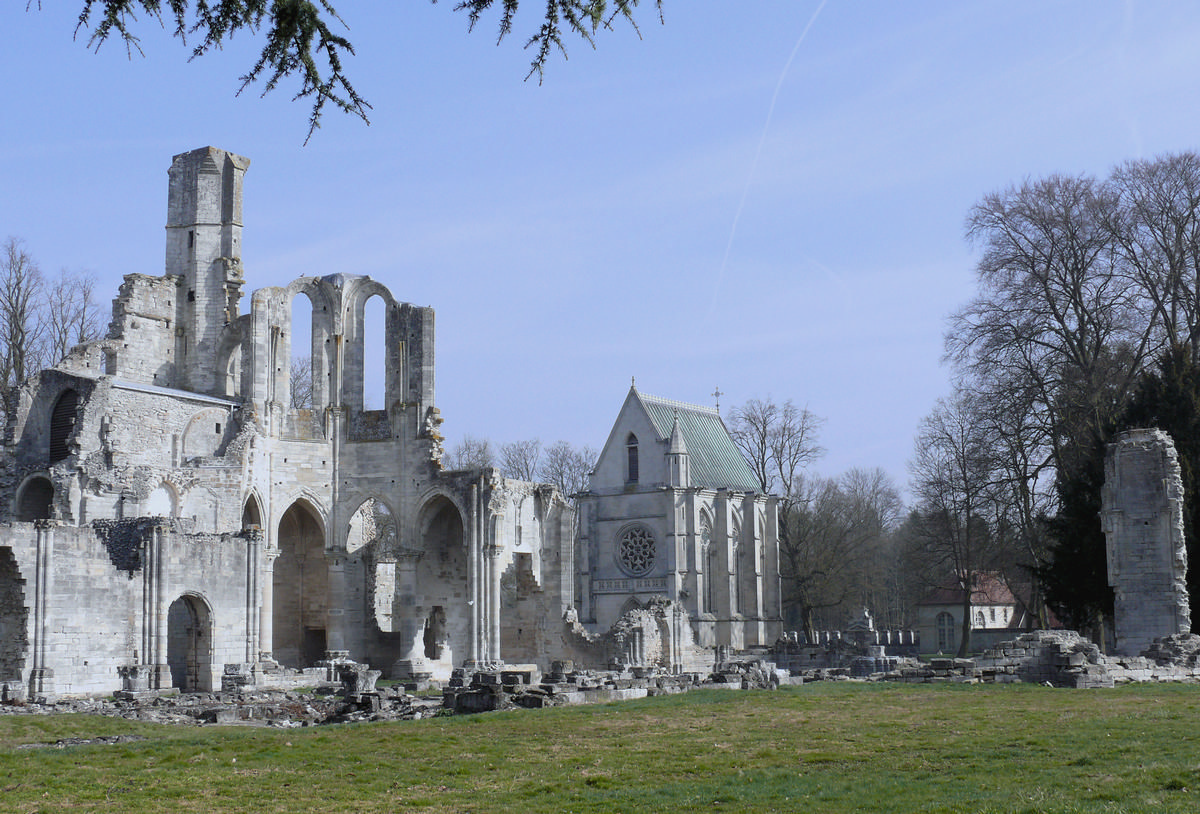 Fiche média no. 137357 Abbaye royale de Chaalis - Abbatiale Notre-Dame - Vestiges du transept et du choeur et à l'arrière plan la chapelle Sainte-Marie construite sous le règne du roi saint Louis vers 1255-1260