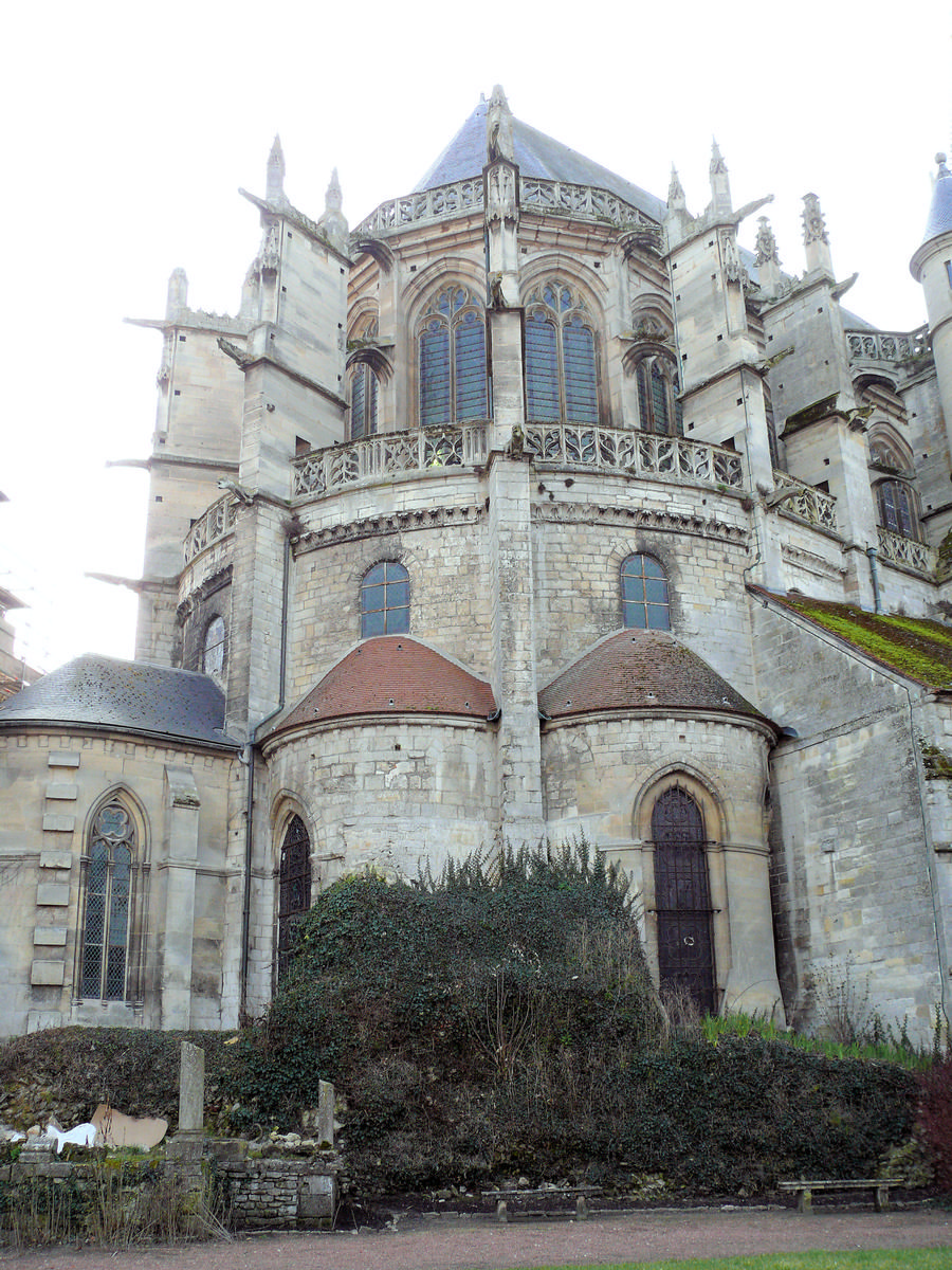 Senlis - Cathédrale Notre-Dame - Le chevet est construit à l'emplacement de l'enceinte gallo-romaine 
