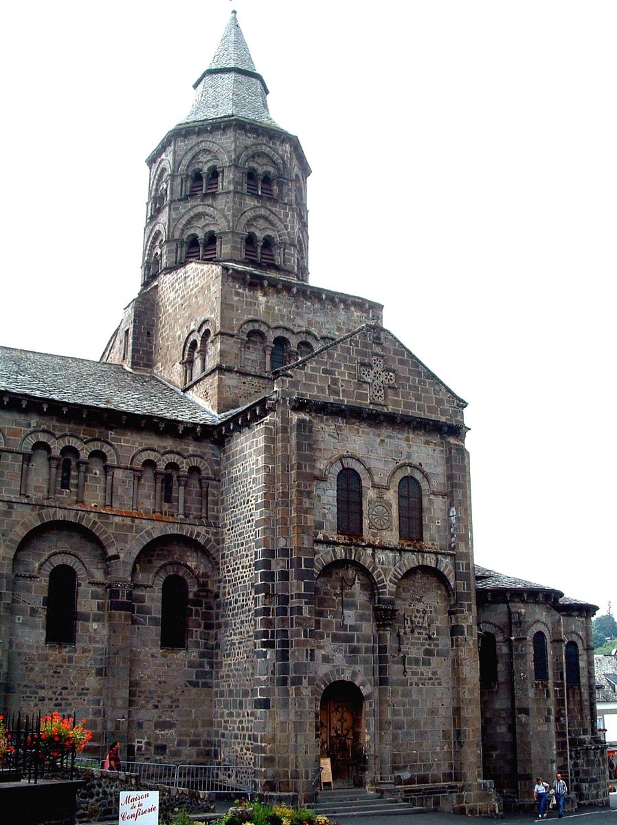 Orcival - Abbatiale - Vue du transept et du clocher 