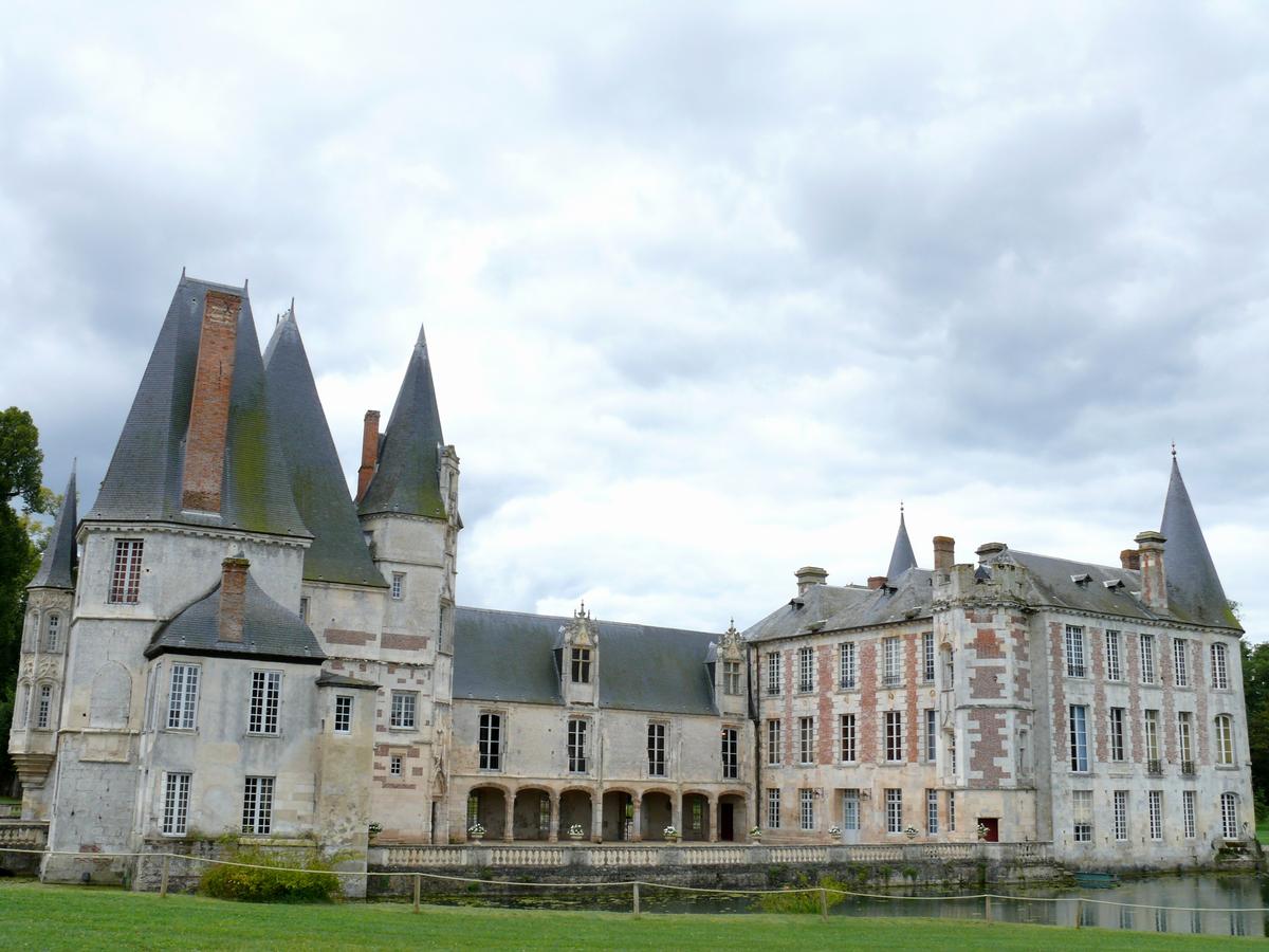 Mortrée - Château d'O - Le châtelet à gauche, le château à droite avec la galerie reliant les deux parties du château 