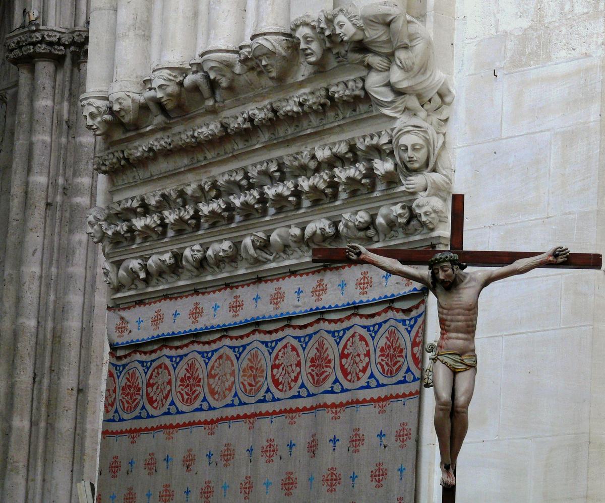 Cathédrale Notre-Dame de Sées - Croisée du transept - Sculptures des consoles et Christ 