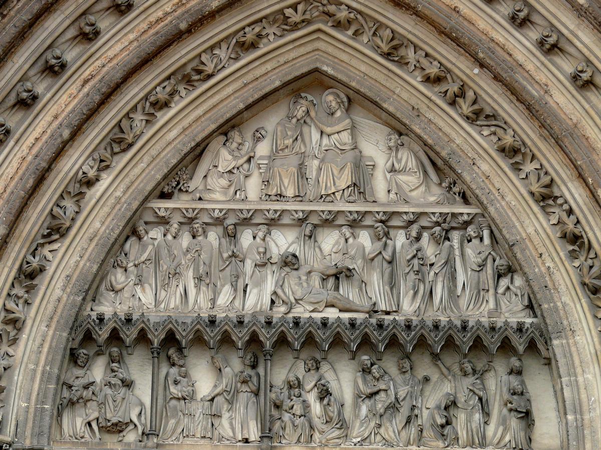 Cathédrale Notre-Dame de Sées - Tympan du portail Sud: Couronnement de la Vierge 