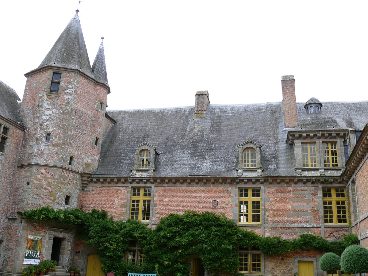 Château de Carrouges - Aile des Blosset vue de la cour 