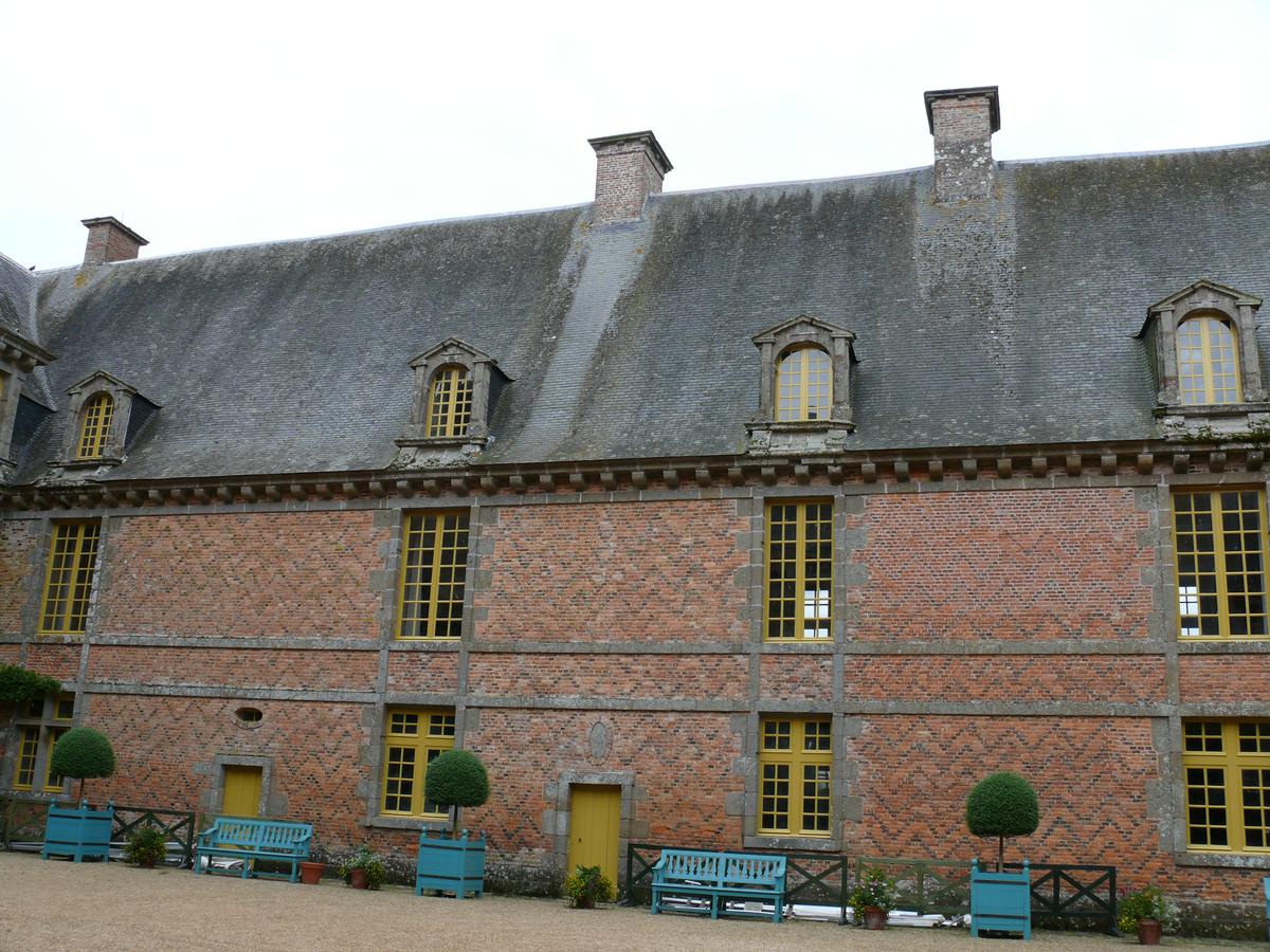 Château de Carrouges - Aile des grands appartements vue de la cour 