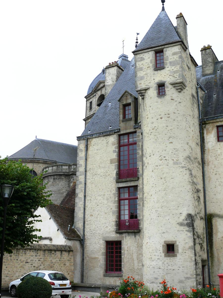 Alençon - Maison d'Ozé - Façade côté jardin avec le chevet et la tour-lanterne de l'église Notre-Dame en arrière-plan 
