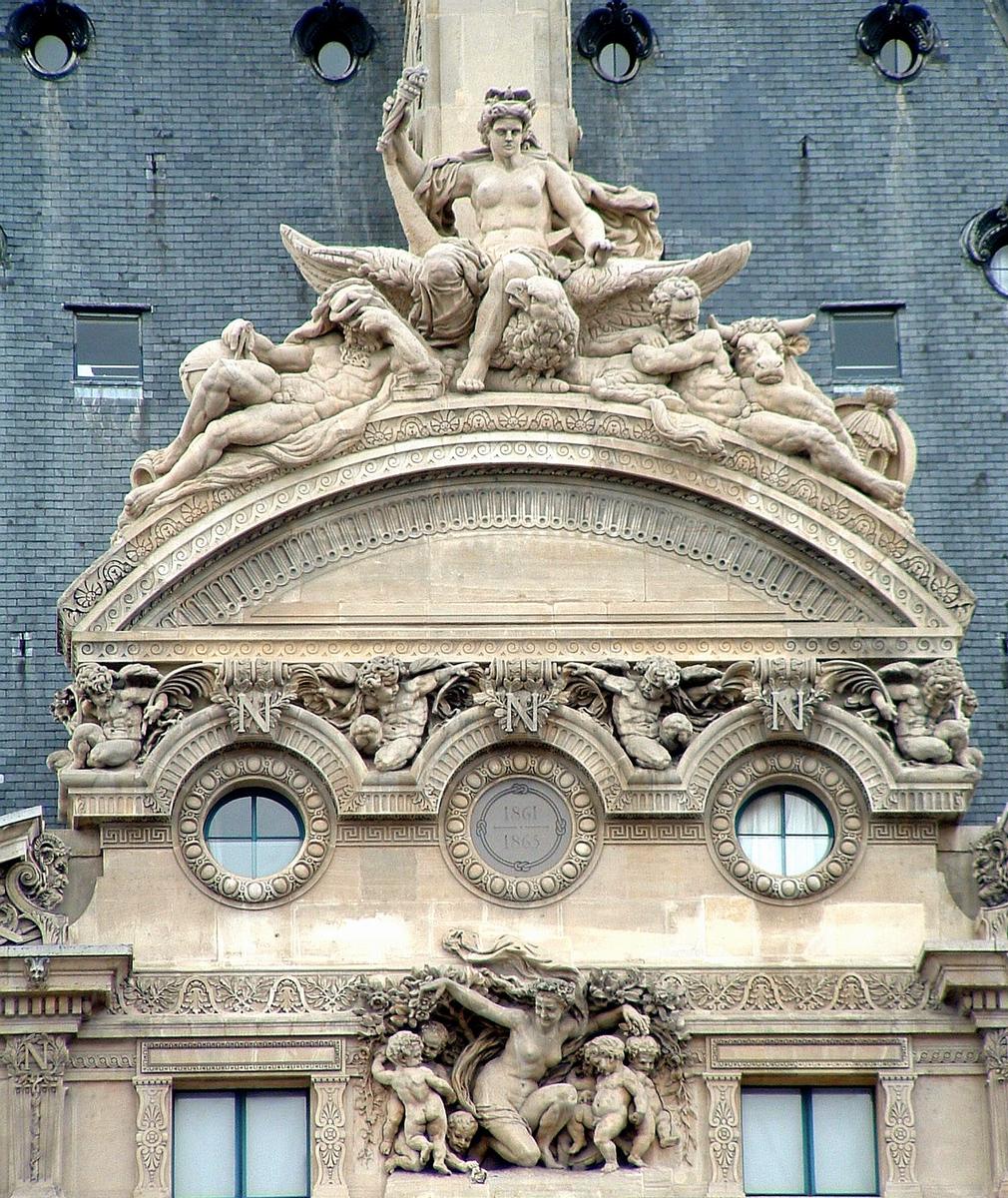 Palais du Louvre - Pavillon de Flore Détail de la sculpture (Triomphe de Flore par Carpeaux)