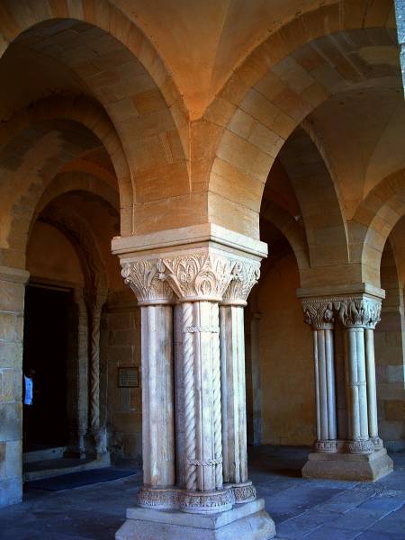 Basilique du Sacré-Coeur, Paray-le-MonialPorche de la galilée restaurée par Millet Basilique du Sacré-Coeur, Paray-le-Monial Porche de la galilée restaurée par Millet